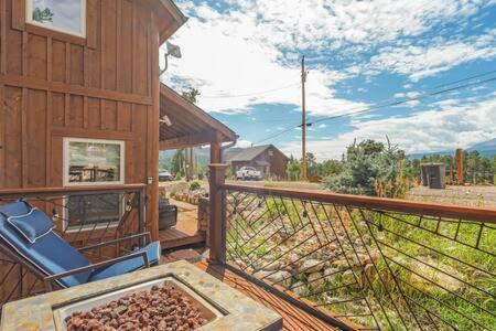 Cabin~Views~Heart Of Town~W&D~Fireplace~Kitchen Вудленд Парк Экстерьер фото