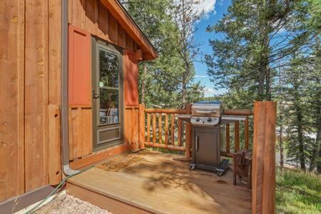 Cabin~Views~Heart Of Town~W&D~Fireplace~Kitchen Вудленд Парк Экстерьер фото